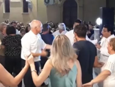 Ο Γιώργος Παπανδρέου σέρνει τον χορό σε πανηγύρι στην Αχαΐα (βίντεο)